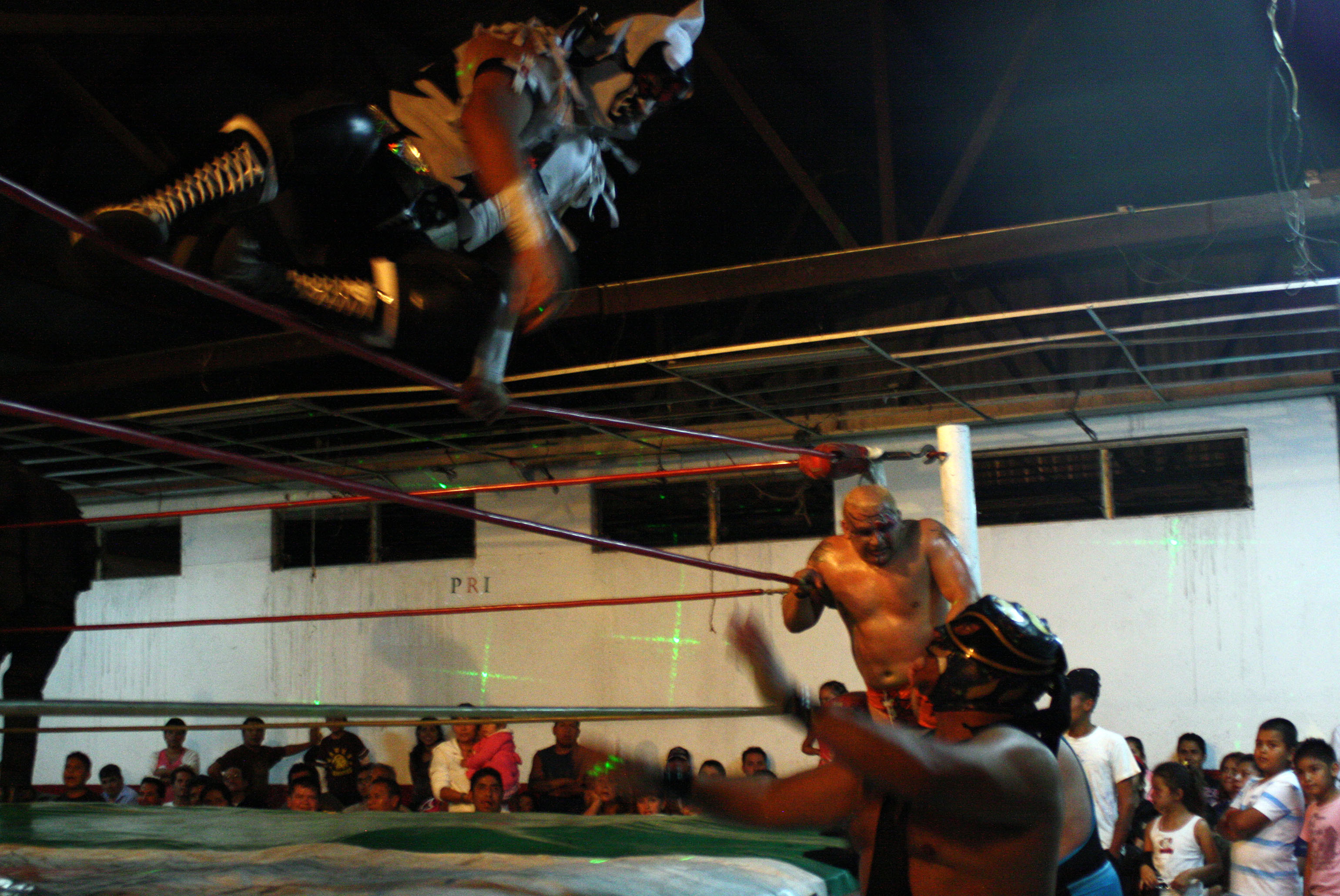 Lucha libre mexicana ‘se lanza desde la tercera’ hacia EU