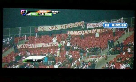 La hinchada del Guadalajara amenaza a jugadores y directivos con mantas.