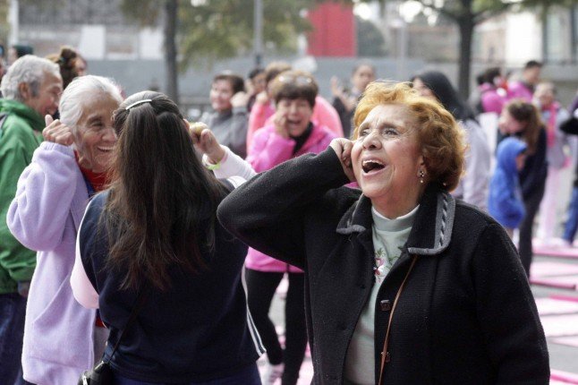 Se ejercitan adultos mayores con yoga de la risa
