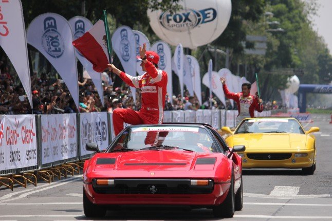 Miles de persona en el espectáculo de Ferrari en Paseo de la Reforma