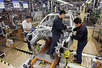 Salario de obreros automotrices no ha crecido; necesaria una política integral para este sector