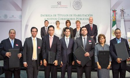 ENTREGAN TÃTULOS DE HABILITACIÃ“N A NUEVOS CORREDORES PÃšBLICOS
