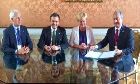 CONVERSA EL SECRETARIO DE ECONOMÃA CON FUNCIONARIOS DE ITALIA