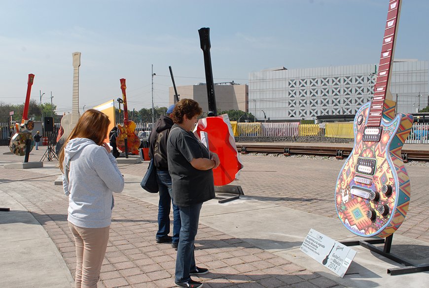 INAUGURA STC Y GUITAR TOWN EXPOSICIÓN DE GUITARRAS MONUMENTALES EN LA ESTACIÓN SAN LÁZARO