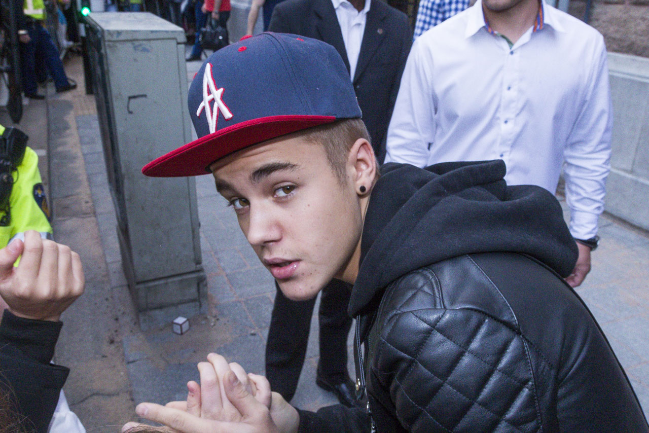 Justin Bieber y su equipo, arrestados por traficar drogas