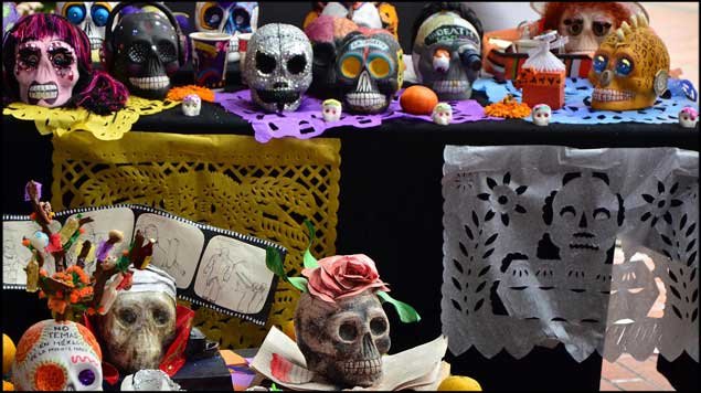 YA ESTÁ LISTA LA MEGA OFRENDA CON CUATRO ESPACIOS PARA QUE PARTICIPEN LOS CIUDADANOS