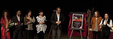 BAJAN LAS REINAS CHULAS TELÓN CON PLACA CONMEMORATIVA