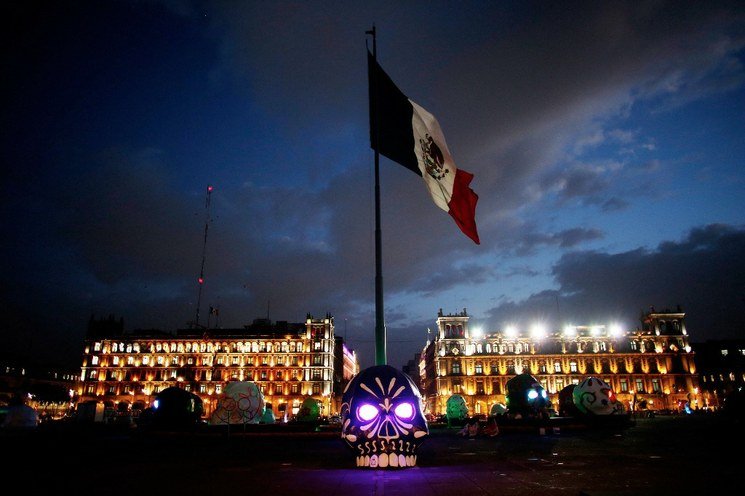 ENTRE POESÍA Y DIVERSIDAD CULTURAL, SE VISTIÓ LA MUERTE EN LA MEGA OFRENDA DEL ZÓCALO CAPITALINO
