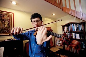 REGRESA ALFREDO REYES LOGOUNOVA CON LA OFCM PARA INTERPRETAR CONCIERTO PARA VIOLIN DE SHOSTAKOVICK