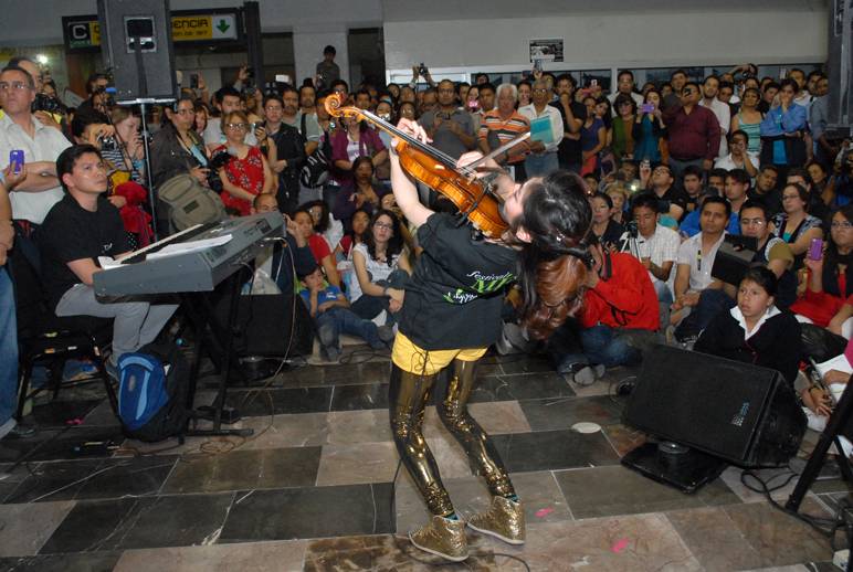 REGALA TARDE EXCEPCIONAL LA VIOLINISTA JI-HAE PARK, CONQUISTA A LOS USUARIOS DEL METRO