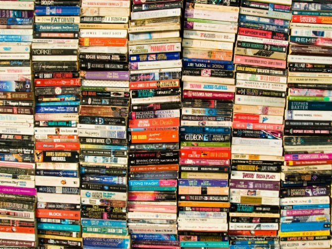 LOS PROMOTORES LUIS ARÉVALO Y DELIA HERNÁNDEZ GANAN EL PREMIO CARLOS MONSIVÁIS AL MÉRITO CULTURAL