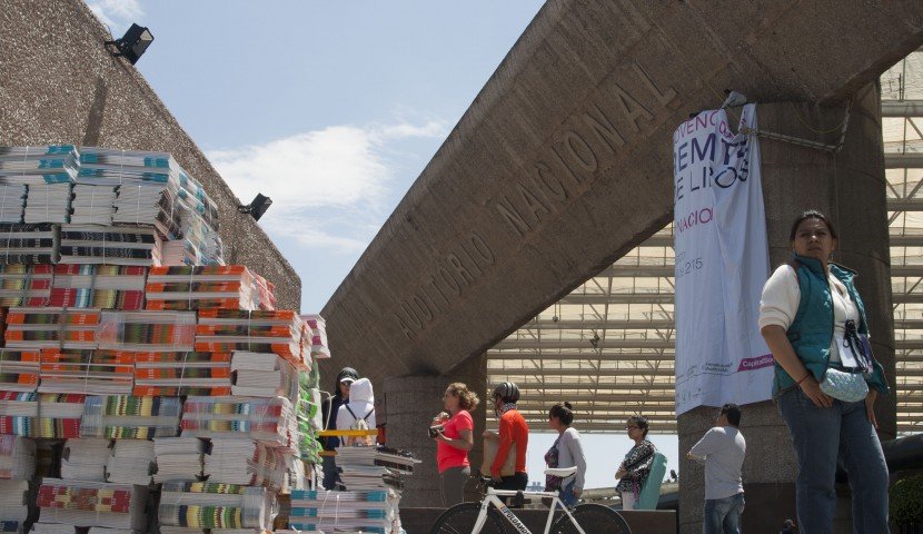 DESEMPACAN LAS LETRAS PARA EL 9° GRAN REMATE DE LIBROS DEL AUDITORIO NACIONAL