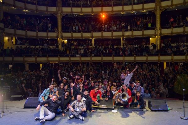 PONE TRICICLO CIRCUS BAND A BAILAR Y CANTAR A SU PÚBLICO EN EL TEATRO DE LA CIUDAD