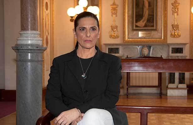 ENCIENDE CECILIA TOUSSAINT SU FARO EN EL TEATRO DE LA CIUDAD