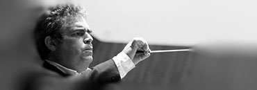 La Orquesta Filarmónica entusiasmó al público con la alegrÃa sonora de Copland y la melancolÃa de Brahms