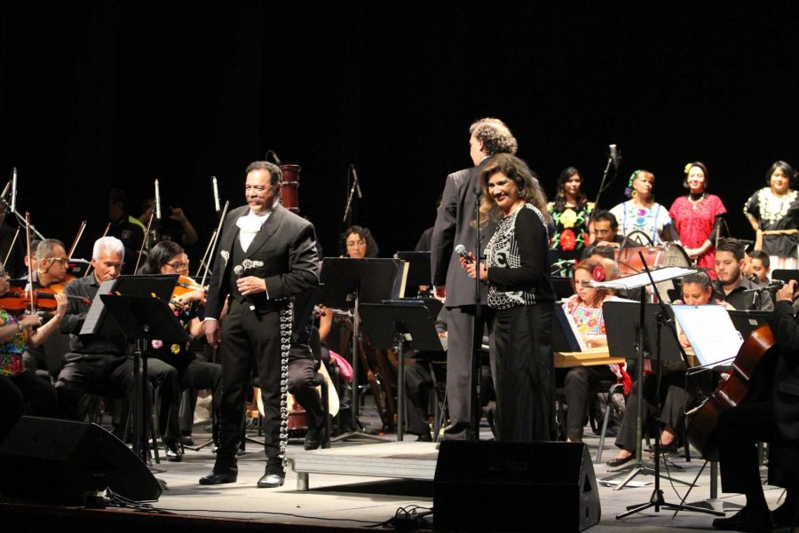 La Orquesta TÃpica y el tenor Alberto Ãngel “El Cuervo†cimbran el Teatro de la Ciudad