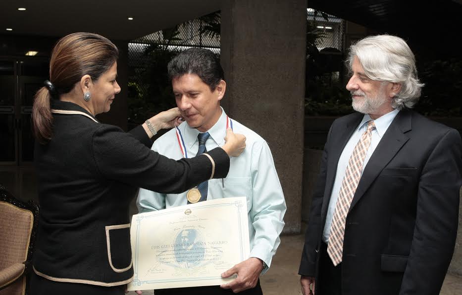 Educador generaleño recibió el Premio Mauro Fernández a la excelencia académica