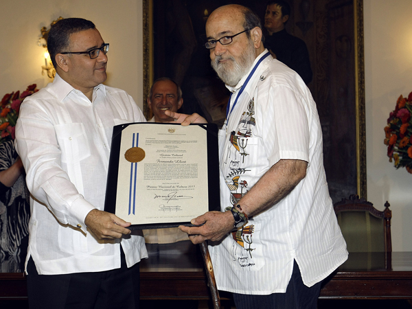 Presidente Funes entrega a Fernando Llort el Premio Nacional de Cultura 2013