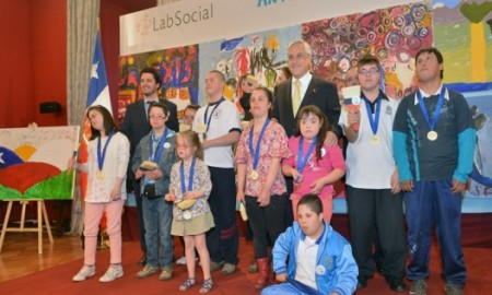 Mandatario premia a ganadores del segundo concurso Arte Down Chile