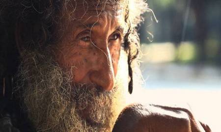 Hombre viviÃ³ 35 aÃ±os como vagabundo antes de ser reconocido como poeta (VIDEO)