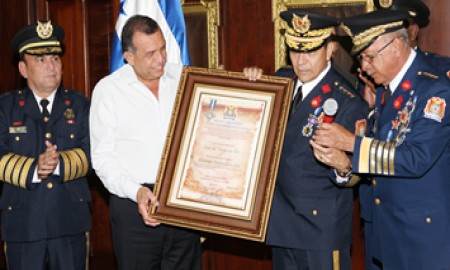 Presidente Pepe Lobo recibe reconocimiento por parte del Cuerpo de Bomberos de Honduras