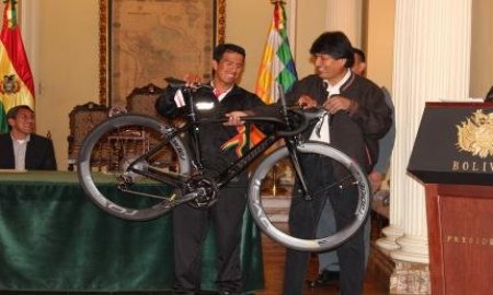 PRESIDENTE EVO MORALES PREMIA A CICLISTA OSCAR SOLIZ