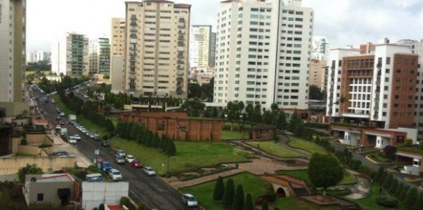 Mueren dos jovenes universitarios  al caer de sexto piso durante una celebración (video)