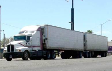 Prohibir el transporte de sustancias peligrosas en camiones de doble remolque