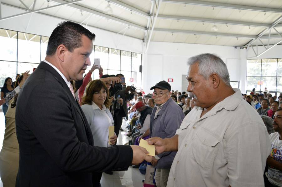 ENTREGA DAVID SÁNCHEZ GUEVARA APOYOS A ADULTOS MAYORES