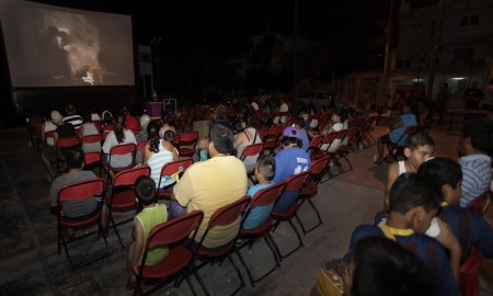 VECINOS DE PUERTO MORELOS Y PLAYA DEL CARMEN DISFRUTAN EL "CINEMA DEL BIENESTAR"