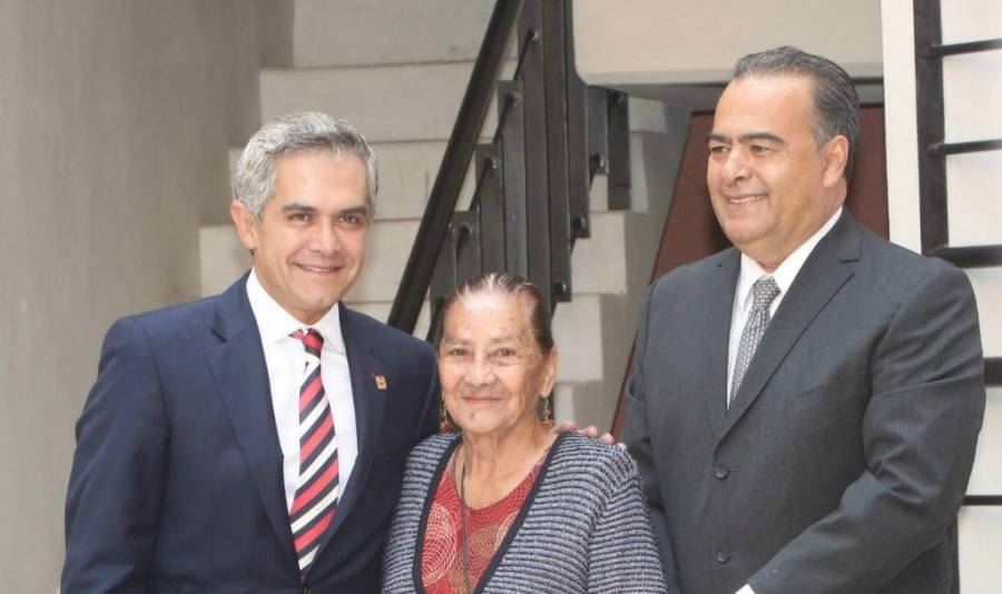Cumple GDF con acciones de vivienda digna; 921 inmuebles entregados en lo que va de 2014, anuncia Mancera