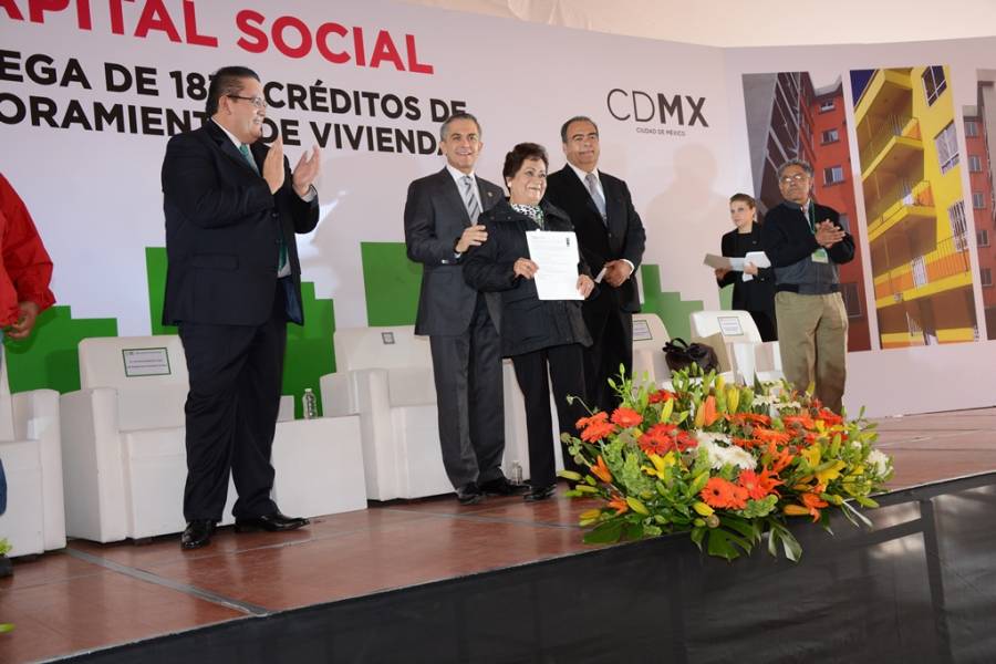 Reciben más de mil 800 familias de CDMX créditos para mejora de vivienda