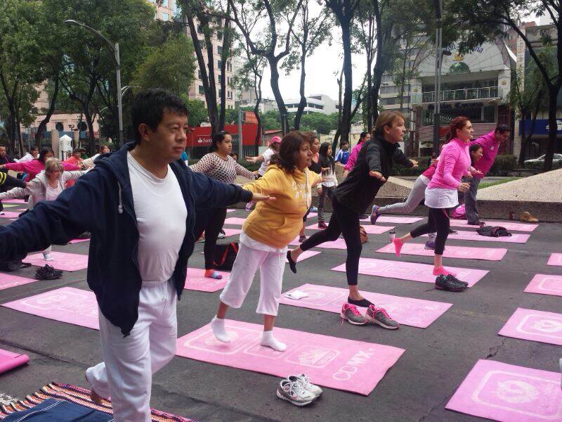 Capitalinos conocen su cuerpo y controlan su mente en Clase Masiva de Yoga