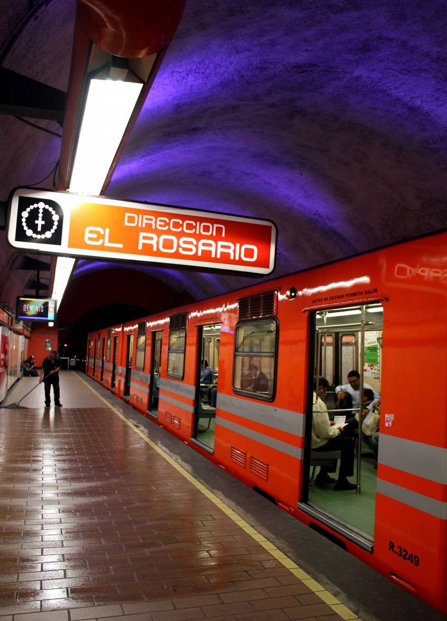 ILUMINA EL STC DE MORADO LA ESTACIÓN BARRANCA DEL MUERTO POR EL DÍA DE LUCHA CONTRA LA HOMOFOBIA