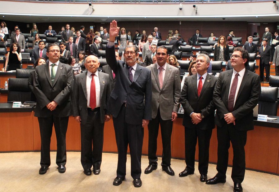 Senado toma protesta a subgobernador del Banco de México