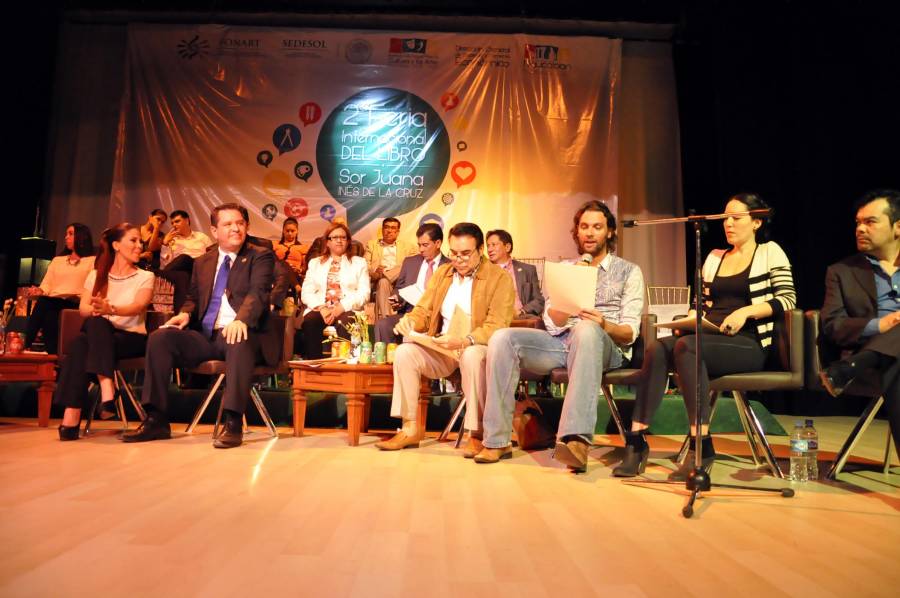 EVOCAN ARTISTAS A GARCÍA MARQUEZ EN MARATÓN DE LECTURA DE NAUCALPAN