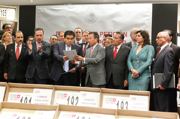 Recibe Senado firmas que respaldan petición de consulta para eliminar plurinominales