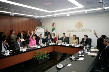 Improcedente consulta popular para bajar salario a servidores públicos