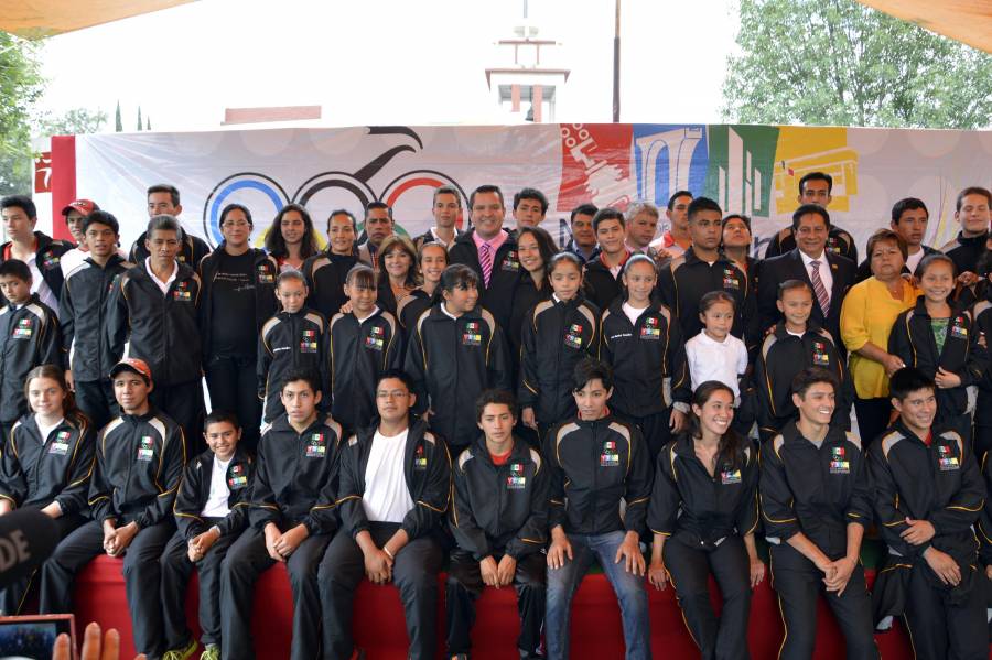 ABANDERA DSG A 87 ATLETAS NAUCALPENSES RUMBO A LA OLIMPIADA NACIONAL