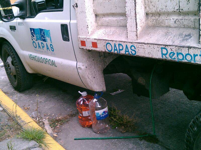 DETIENEN A EMPLEADOS DE OAPAS POR 