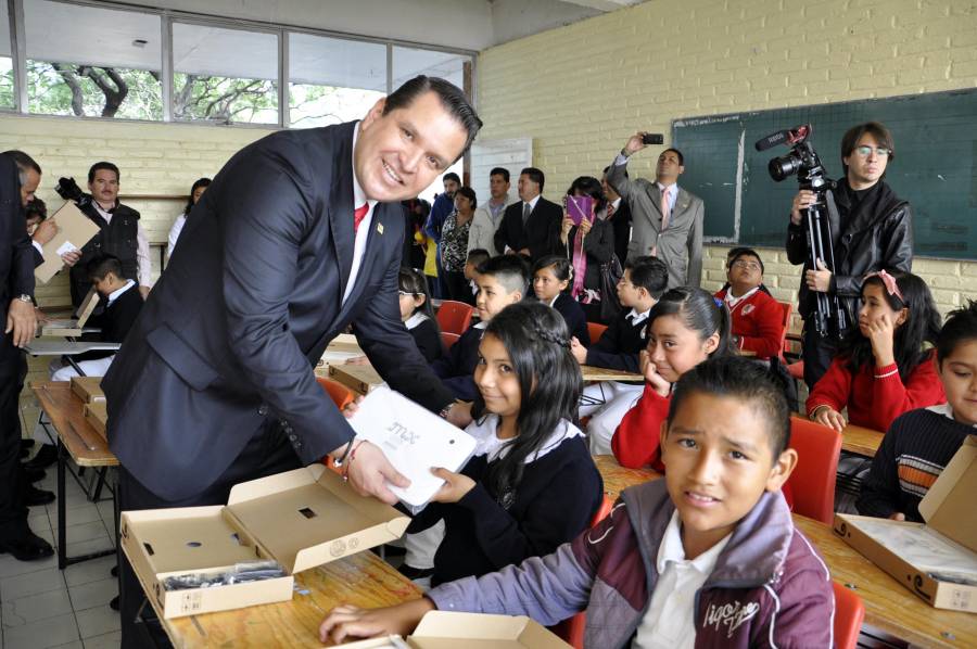 CON ÚTILES ESCOLARES Y TABLETAS, DAN LA BIENVENIDA AL NUEVO CICLO ESCOLAR