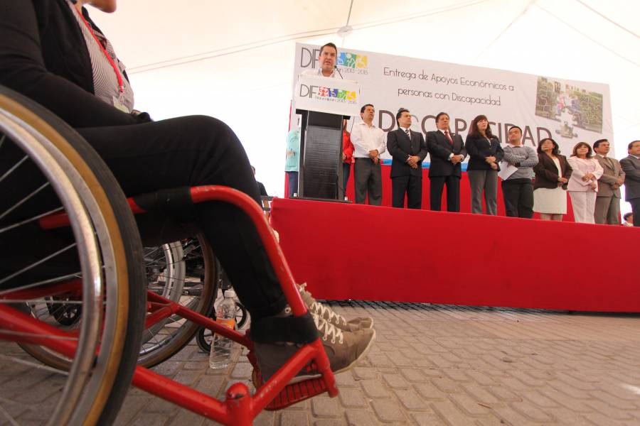 ENTREGA DIF APOYOS A PERSONAS CON DISCAPACIDAD