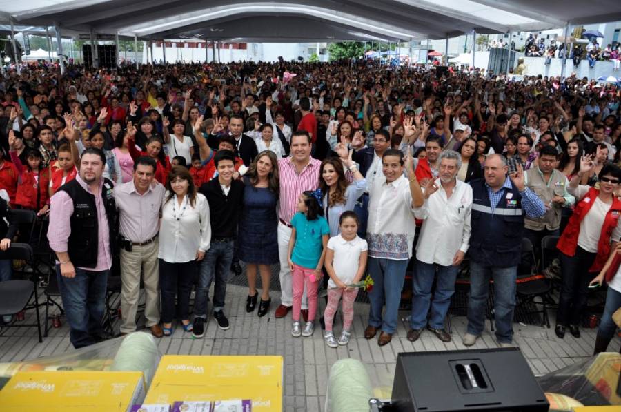 FESTEJAN CON ADRIÁN URIBE MÁS DE 20 MIL MAMÁS DE NAUCALPAN