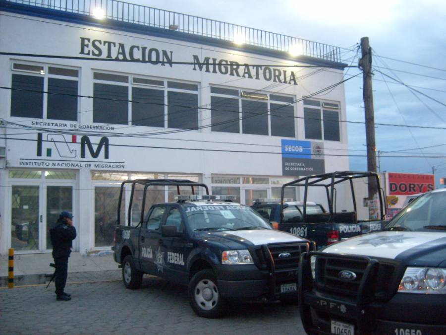 Analizan violaciones a derechos humanos en estaciones migratorias