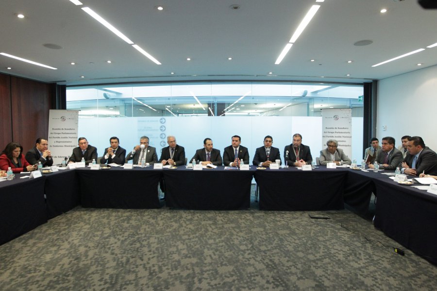 Analizan senadores del PAN y alcaldes iniciativas sobre mando único policial