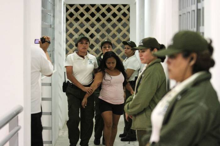 Maltrato físico y psicológico a mujeres en centros de reclusión del país