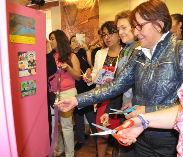 Inauguran exposición realizada por sobrevivientes de cáncer de mama