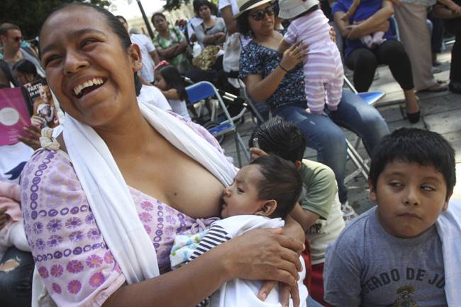Mientras en Brasil y Chile se incrementa la lactancia materna en zonas rurales, en México disminuye a la mitad