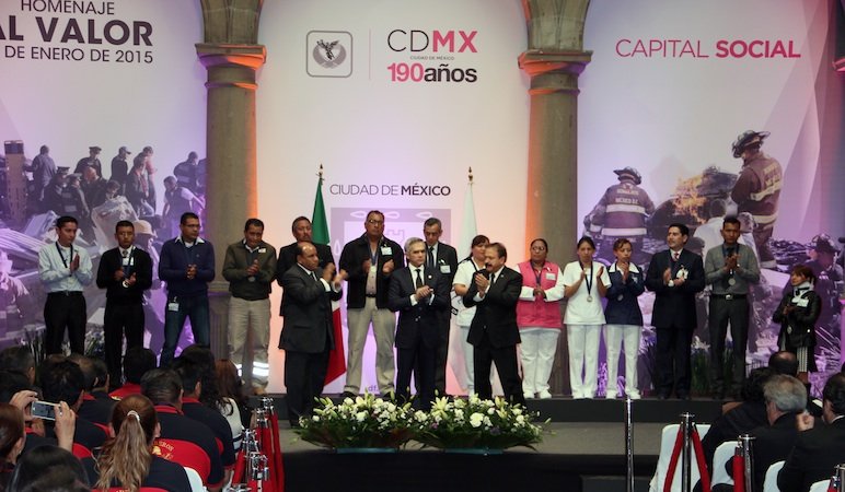 CONDECORA JEFE DE GOBIERNO A HÉROES DE CUAJIMALPA