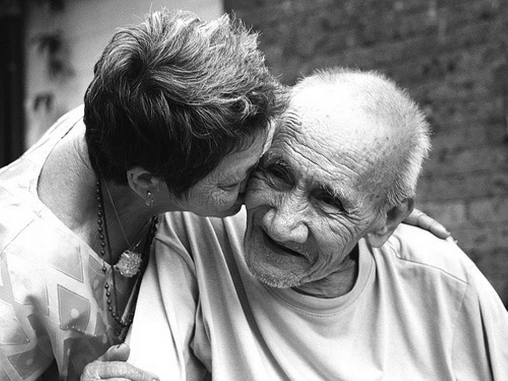 Cómo tener unas fiestas felices cuando un ser querido tiene Alzheimer
